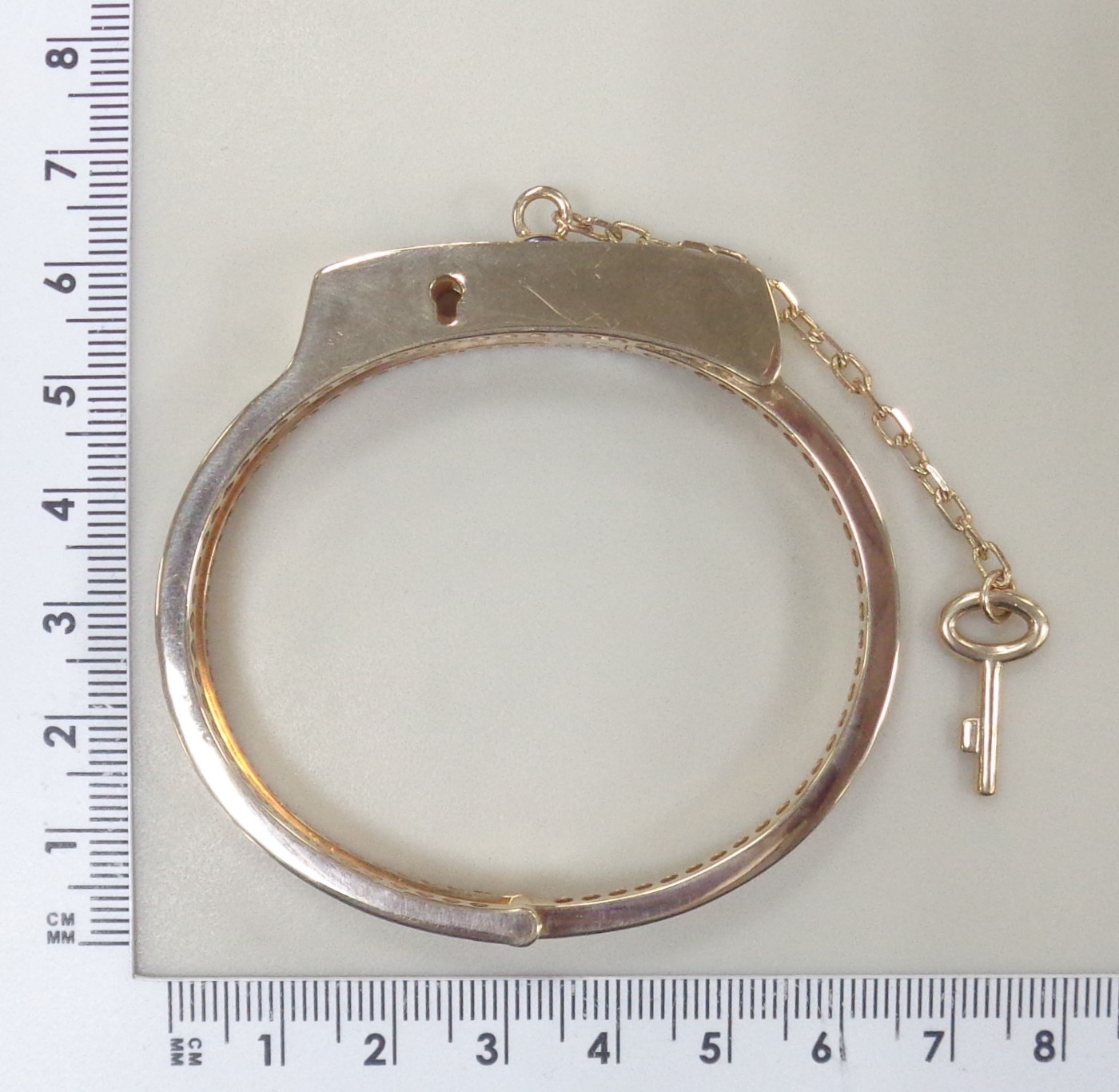 Жесткий браслет из золота с фианитами